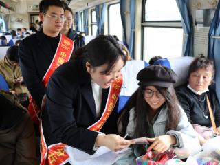 金融暖途护平安 雷锋精神伴出行——工行贵阳中华路支行将“安全课堂”搬上列车