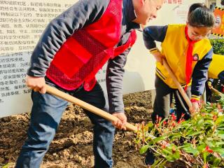 三月里，边学雷锋边种树！吴家山四小这堂“春天里的课”上得值