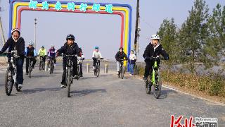 邢台经济开发区南街小学：亲子快乐骑行寻春