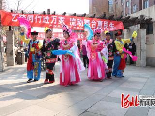 卢龙：“大篷车”开进小区 服务群众零距离