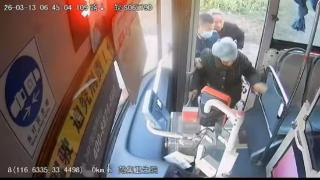 老人上车困难 公交司机起身当“拐杖”