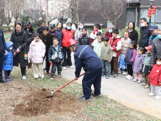 济南市莱芜区张家洼街道安泰首府社区：大手牵小手 植绿赴春光