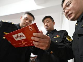 拍案丨“82岁老人爬17楼不费劲”？起底“神药”直播间