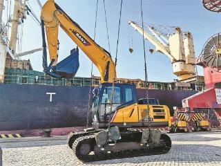 厦门港今年首批 128辆国产工程车在厦出海