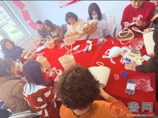 胶州市开展“指尖生花，悦享芳华”手工包DIY活动