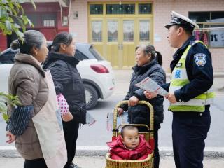 情暖“一老一小”，绘就出行平安底色