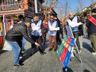 雷锋精神永相传 秦淮城管暖心服务点亮夫子庙