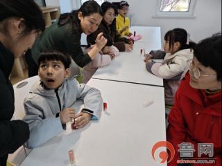 【全环境立德树人】胶州市开展“爱在心间，美在唇间”亲子手工口红制作活动