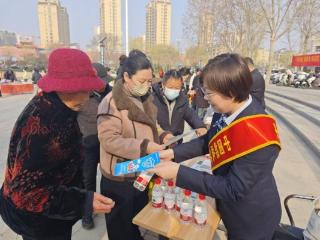 邮储银行临沂市蒙阴县支行参与鸿达社区“3·15”共富集市金融消保服务暖民心