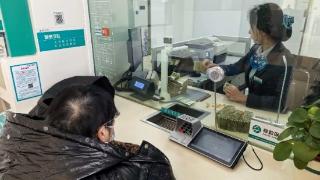 农行泰山东岳支行：指尖清点千张币 暖心服务暖耆心