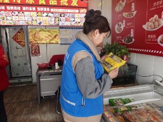 济宁市任城区南张街道满庄社区：网格员化身“食安宣传员”，守护居民“舌尖上的安全”