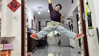 纵览原创丨保定全职妈妈在家里练成 “健身铁娘子”，高难度动作轻松拿捏被误以为是专业运动员，她说最难的不是动作是坚持