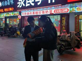 农行临沭县支行开展“3·15”金融消保进夜市宣传活动