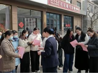 情系女职工 法在你身边——中国人寿肥城市支公司走进巧山社区开展普法宣传活动