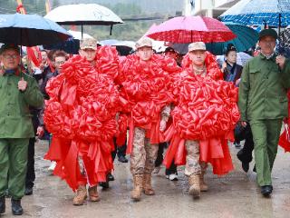 银铃响 鼓声起！施秉苗寨用最高礼仪欢送新兵入伍