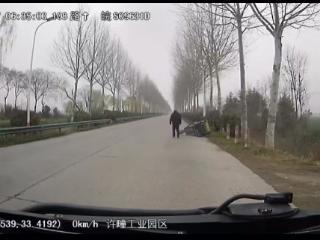 三轮车侧翻老人被困 公交司机及时相助