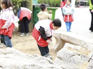 济宁市任城区金城街道开泰花园社区开展“为爱弯腰，益起捡跑”环保实践活动