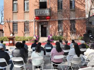 太治愈！把家长会开在百年老树下，满是松弛感