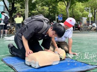 120名大学生双休日考取“红十字救护员证”