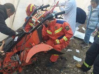 村民春耕农机操作失误被困 长春消防近40分钟紧急救援