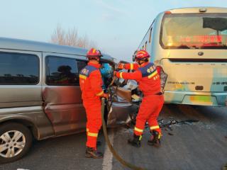 面包车追尾致4人被困 长春消防火速救援化险为夷