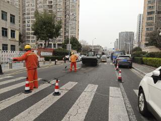 江宁综养中心快速处置骆村路路面拱起