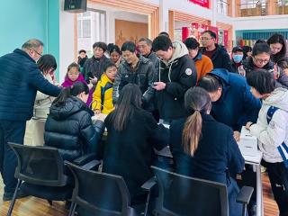 张家港农商银行经开区支行金融服务进校园 开学缴费不再难