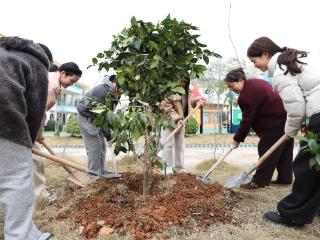 余干县实验幼儿园党支部开展植树节主题党日活动