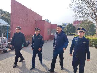 青岛西海岸新区长江路街道综合执法中队实施校地联动开展滨海学院周边市容整治