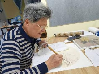 房公前：六十八岁再“创业”，他把工笔画“画”成了社区风景