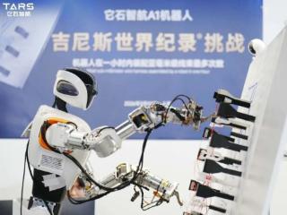 新华网专访它石智航首席科学家丁文超，揭秘全球首个「能干活」的通用具身大模型AWE3.0