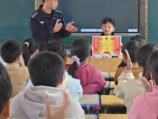 点赞！永新好少年拾金不昧 民警专程到校送上“荣誉奖状”