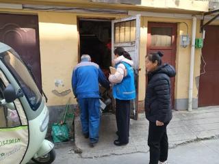 济宁市任城区阜桥街道蒋林社区：废品堆积邻里忧， 网格员劝说解民愁