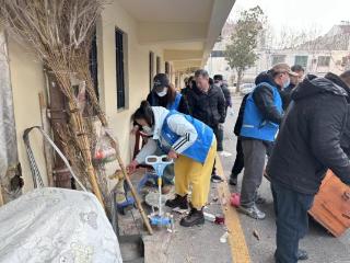 济宁市任城区阜桥街道后铺社区开展“弘扬雷锋精神 共建美好家园”卫生整治活动