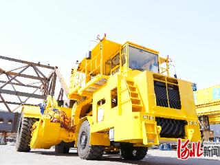 国内首台后桥大轮胎悬挂式U型抱罐车在秦皇岛下线