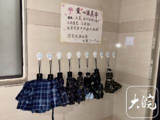 十把伞的温情测试！合肥一女子在居民楼投放“爱心伞”并与丈夫打赌，结果很暖心