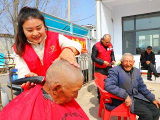 “二月二龙抬头”，志愿理发进乡村