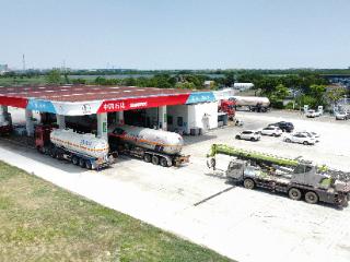 重卡驶入“低碳通道” 助力交通绿色转型 中国石化建成全国最大车用LNG加注网络