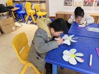 济宁市任城区长沟镇“小手牵银发”服务站组织开展“春风拾趣，风车伴童”主题活动