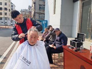 二月二龙抬头 暖心义剪好彩头——泰山区上高街道凤凰社区爱心义剪情暖邻里