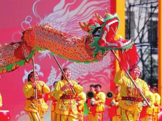 舞龙比赛展风采