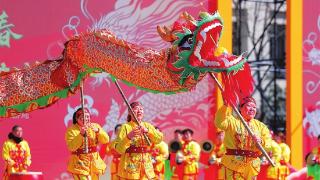 舞龙比赛展风采