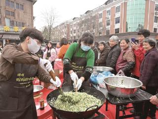 昨天农历二月初二“龙抬头”开烧露天米饭