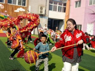 萌娃欢舞“龙抬头”