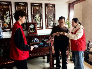 泰山区上高街道学苑社区：“窗帘之约”暖人心 志愿服务护夕阳