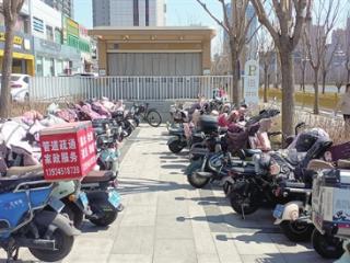 非机动车停放秩序井然 三晋第一街“清清爽爽”