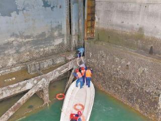 女子落水海上漂 无人机冲锋舟协同搜救