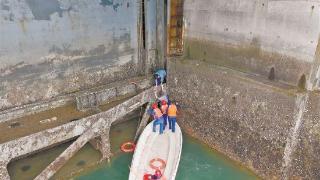 女子落水海上漂 无人机冲锋舟协同搜救