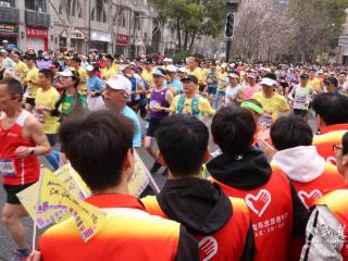 高校学子以志愿微光点亮“汉马”赛道