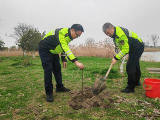携手植绿添新景 高速共建护生态———宁杭支队第四大队联合收费站开展植树活动